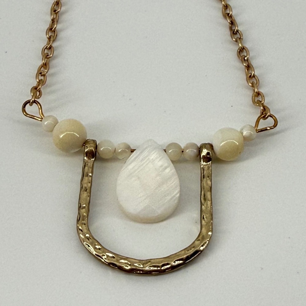 Gold Tone Hammered Horseshoe Bohemian Necklace White Teardrop Stone Beads Y2K